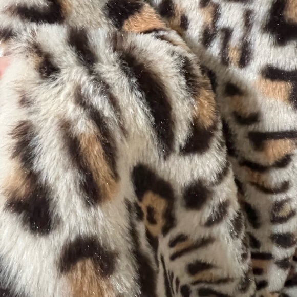 Animal Print Fleece Vest w/pockets - Picture 5 of 6